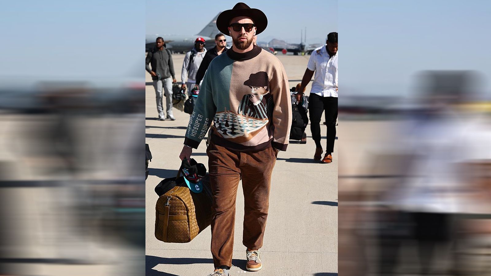 
                <strong>Travis Kelce</strong><br>
                Zum Super Bowl in Glendale/Arizona reiste der 33-Jährige vor wenigen Tagen im Schach-Pullover an. "Wir spielen Schach", schrieb er zu seinem Post auf Instagram.
              