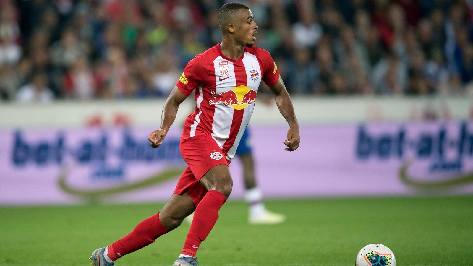 
                <strong>Antoine Bernede (heute Red Bull Salzburg)</strong><br>
                Anfang 2019 verkaufte PSG nicht nur Adli, sondern auch noch dessen damaligen Mitspieler Antoine Bernede. Der in Paris geborene Mittelfeldspieler durfte vor seinem Wechsel zu Red Bull Salzburg immerhin drei Mal für die PSG-Profis ran, doch auch er weigerte sich dann, seinen auslaufenden Vertrag zu verlängern. So wurde Bernede zunächst in die Reservemannschaft verbannt und dann ein halbes Jahr vor Ablauf des Kontrakts abgegeben. In Salzburg musste sich der Mittelfeldstratege zuletzt mit großen Verletzungssorgen herumplagen und kam daher kaum zu Einsätzen. 
              