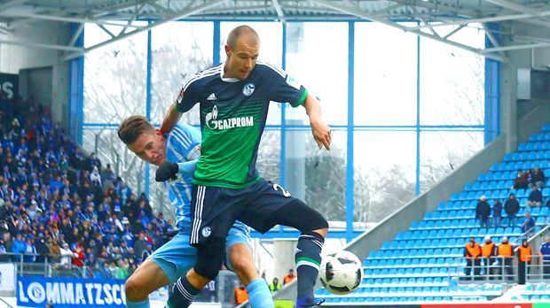 
                <strong>Schalke 04 (11.)</strong><br>
                Die peinliche 1:2-Schlappe bei der Generalprobe in Chemnitz hatte etwas Gutes: Trainer Markus Weinzierl wurden in 90 Minuten alle Baustellen offengelegt. Und das sind einige, wie zum Beispiel einfache Fehler, eine wacklige Defensive und eine harmlose Offensive. Der aktuelle Zustand gibt trotz der Verpflichtungen von Holger Badstuber und Guido Burgstaller sogar fast schon Anlass zur Sorge, obwohl man auf Schalke endlich wieder den Blick nach oben richten wollte. So wird das aber nichts, Schalke muss von Beginn an punkten und darf sich keine Ausrutscher mehr erlauben. Bereit sind sie aber noch nicht. ran-Form: Graues Mittelmaß
              