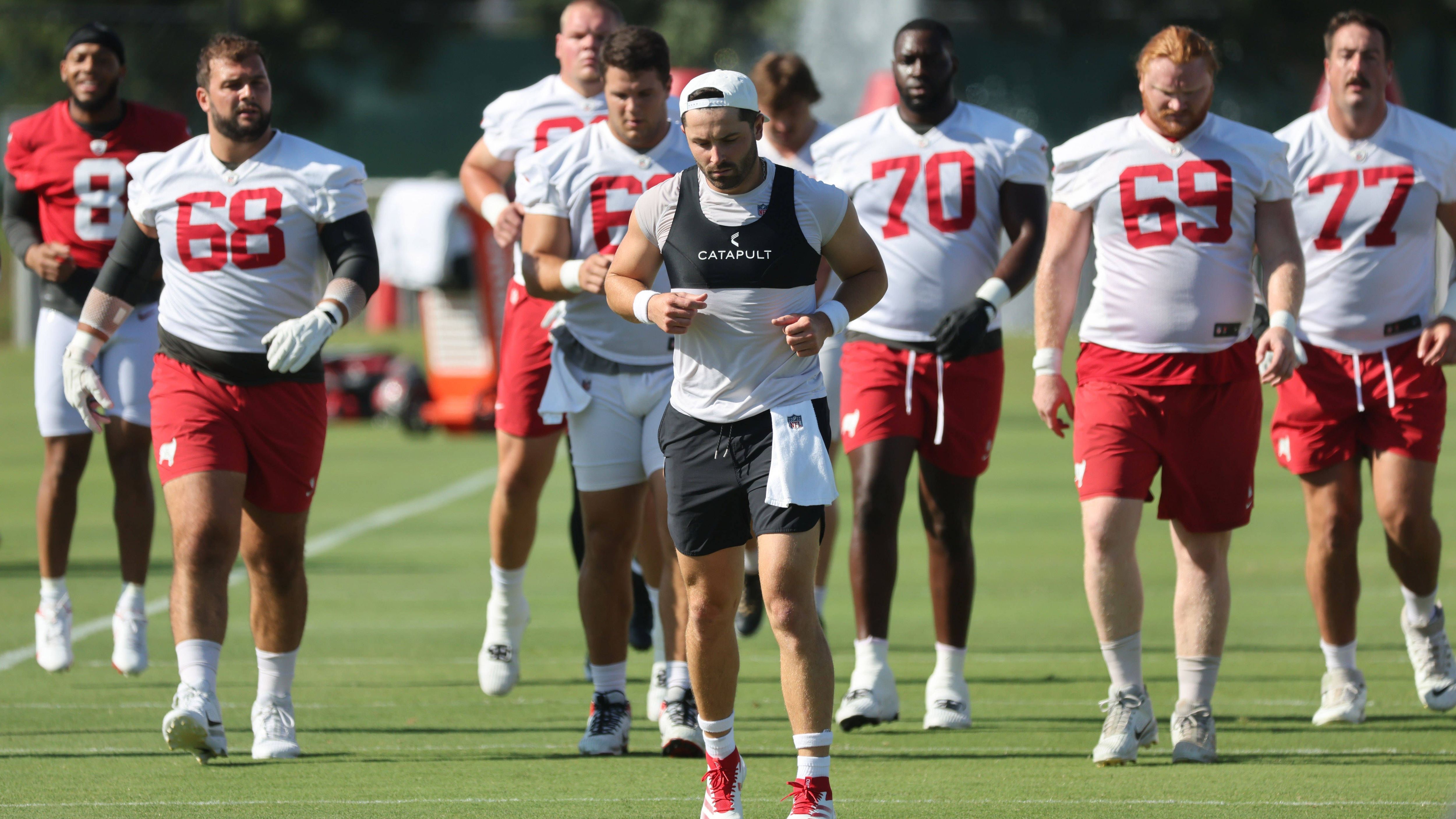 <strong>Ben Chukwuma (Offensive Tackle, Tampa Bay Buccaneers)</strong><br>Chukwuma (3.v.r., Nummer 70) zog erst mit 17 Jahren von Nigeria in die USA und begann wenig später in Georgia, Football zu spielen. Weshalb er natürlich Nachteile gegenüber anderen, gleichaltrigen Spielern hat. Aber sein Potenzial ist offenbar so groß, dass es den Bucs 300.000 Dollar wert war, ihn unter Vertrag zu nehmen. Kein anderer Undrafted Free Agent bekam mehr.