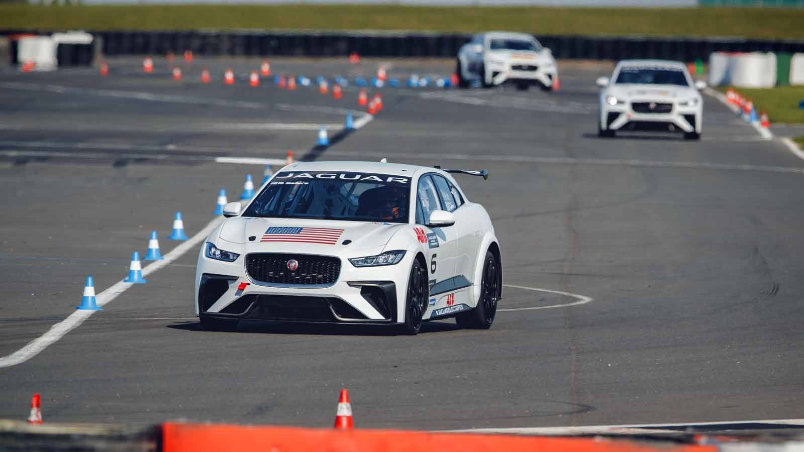 
                <strong>Jaguar I-PACE eTrophy: So sehen die Autos aus</strong><br>
                Als erste Mannschaft zugesagt hatte das US-amerikanische Team Rahal Letterman Lanigan, das zwei Autos einsetzt. Die Fahrer sind Katherine Legge und Bryan Sellers.
              