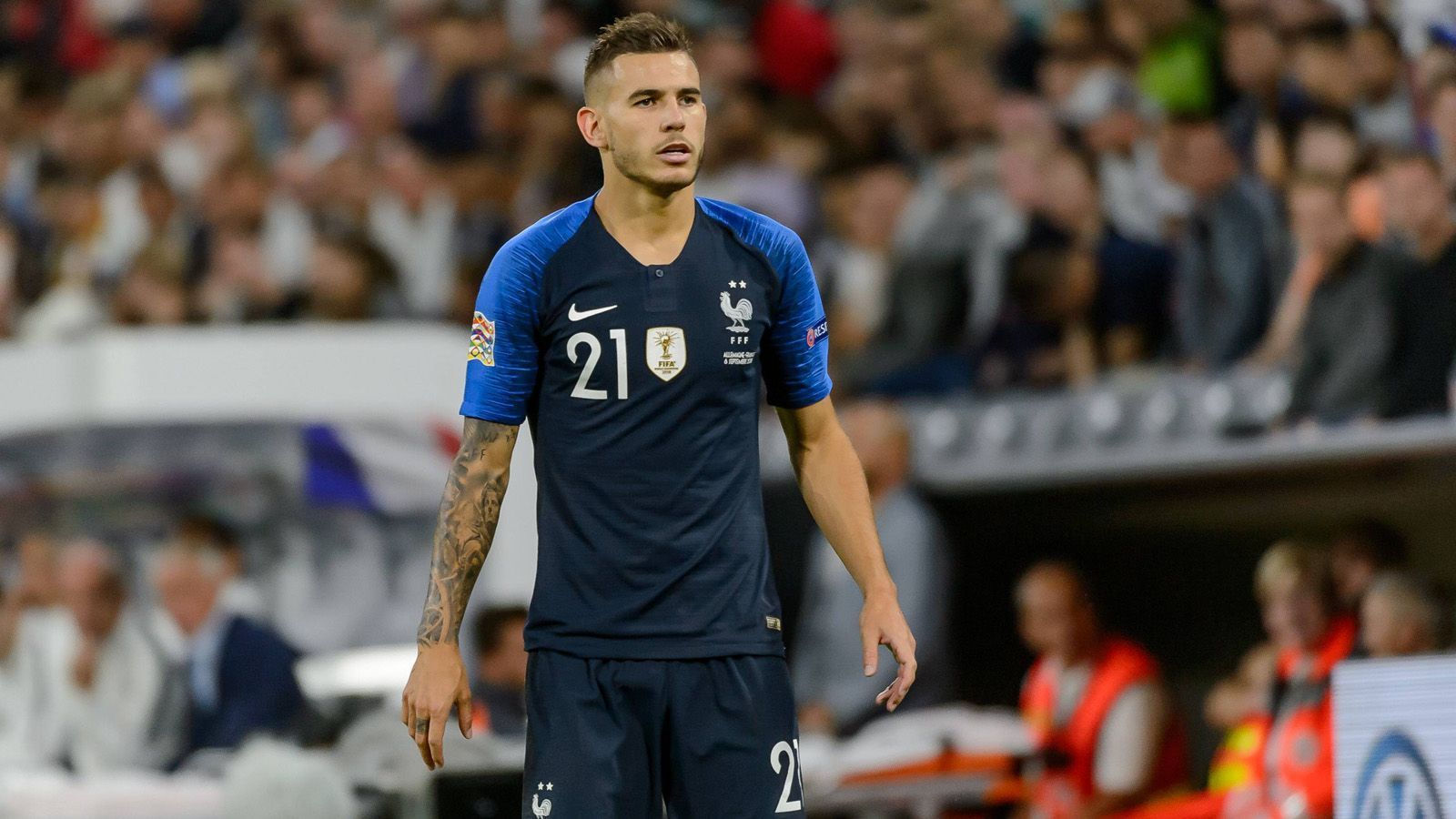 
                <strong>Lucas Hernandez (23) </strong><br>
                Auch Bayerns Rekordzugang Lucas Hernandez wäre als 1996er Jahrgang theoretisch noch für das U21-Turnier spielberichtigt. Allerdings schaffte auch er schnell den Sprung von der U21 ins A-Nationalteam. Bei der Weltmeisterschaft war er auf der linken Abwehrseite gesetzt. 15 A-Länderspiele hat der 23-Jährige inzwischen schon absolviert. Für die U21 waren es neun Spiele. Aufgrund einer Knie-OP, deren Folgen Hernandez derzeit auskuriert, hätte er das Turnier aber ohnehin verpasst. 
              