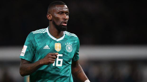 
                <strong>Antonio Rüdiger (FC Chelsea)</strong><br>
                Vor zwei Jahren verletzte sich Antonio Rüdiger kurz vor Beginn der Europameisterschaft, nun ist der 25-Jährige mit an Bord des DFB-Fliegers zur WM-Endrunde nach Russland. Der Chelsea-Verteidiger bringt gleich mehrere, interessante Komponenten mit, weshalb er nicht fehlen darf. Zum einen wäre der gebürtige Berliner eine ernsthafte Option, falls im Turnierverlauf mal die Dreierkette als taktisches Mittel angewandt wird (vom Vereins-Alltag bei Chelsea kennt er dies bestens), zudem kann Rüdiger auch als Rechtsverteidiger aushelfen, sollte Kimmich in Russland wegen Verletzung oder Sperre passen müssen.
              