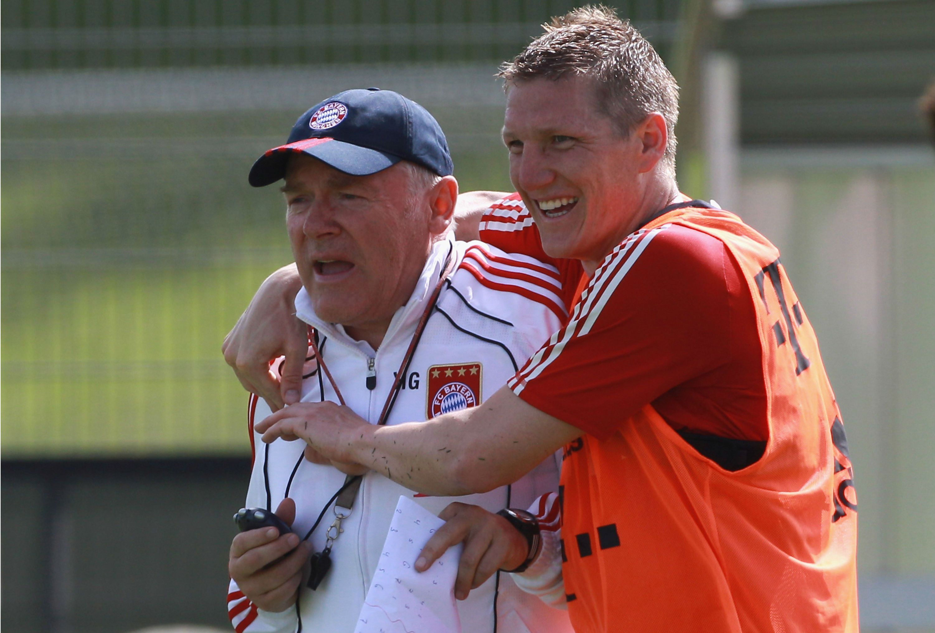 
                <strong>Gerland und Schweini</strong><br>
                Vor allem Schweinsteiger braucht Gerlands harte Hand, wie er "11-Freunde" erzählt: "Als 17-Jähriger saß er eines Morgens mit schwarzen Haaren beim Frühstück. Da habe ich gesagt: "Schweini, heute kannst du so lange laufen, bis die Haare wieder blond sind." 
              