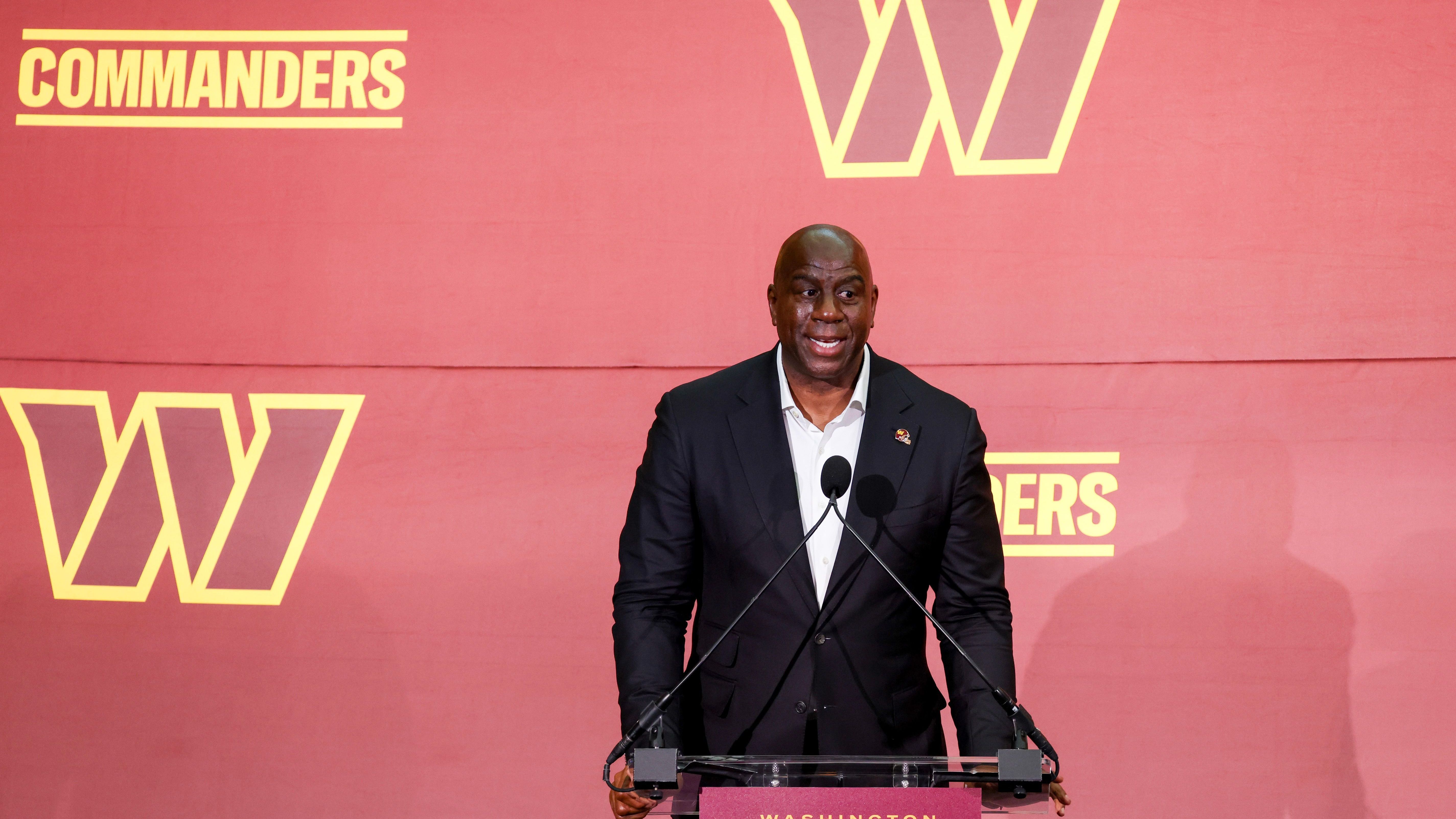 <strong>Earvin "Magic" Johnson (Washington Commanders)</strong><br>Über den Umzug nach Los Angeles 2016 hat sich auch Basketball-Legende Earvin "Magic" Johnson gefreut. Laut den Rams hat sich der ehemalige Star der L.A. Lakers damals die erste Dauerkarte für das Los Angeles Memorial Coliseum gesichert. Inzwischen dürften seine Sympathien aber wohl noch mehr bei den Washington Commanders liegen. Die NBA-Legende ist seit dem Verkauf von Dan Snyder Miteigentümer des Teams.