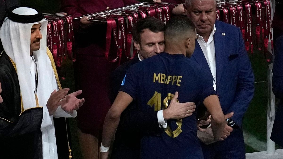 Emmanuel Macron umarmt Kylian Mbappé
