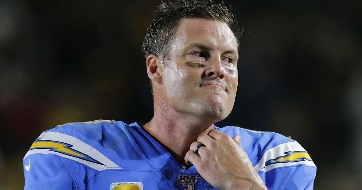 
                <strong>Sit: Philip Rivers (Los Angeles Chargers)</strong><br>
                Auf der anderen Seite solltet ihr Philip Rivers lieber auf der Bank lassen. Der Quarterback der Los Angeles Chargers leidet in dieser Spielzeit unter einer arg dezimierten Offensive Line. Das war im letzten Spiel gegen die Pittsburgh Steelers besonders gut zu erkennen. Zudem wollen die Chargers Melvin Gordon und das Laufspiel wieder verstärkt einsetzen. Eine gute Defense der Tennessee Titans wird es Rivers nicht einfacher machen.
              