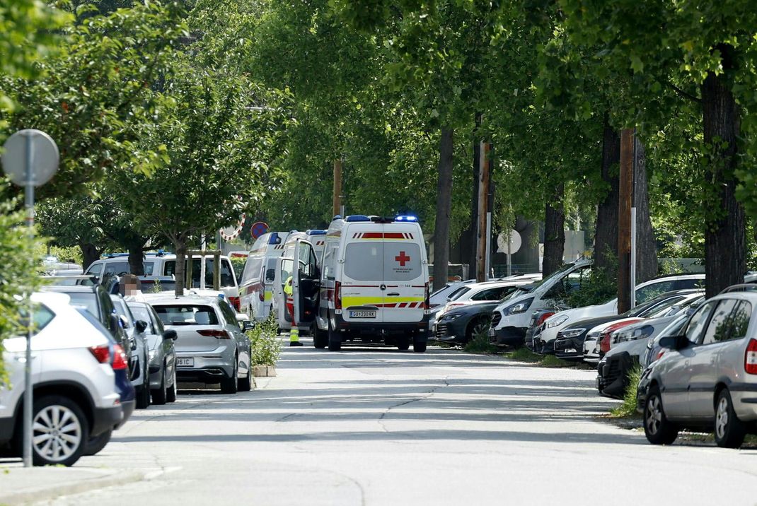 Nach dem mutmaßlichen Amoklauf an einer Grazer Schule rückten mehrere Einsatzwagen zum Ort des Geschehens aus.