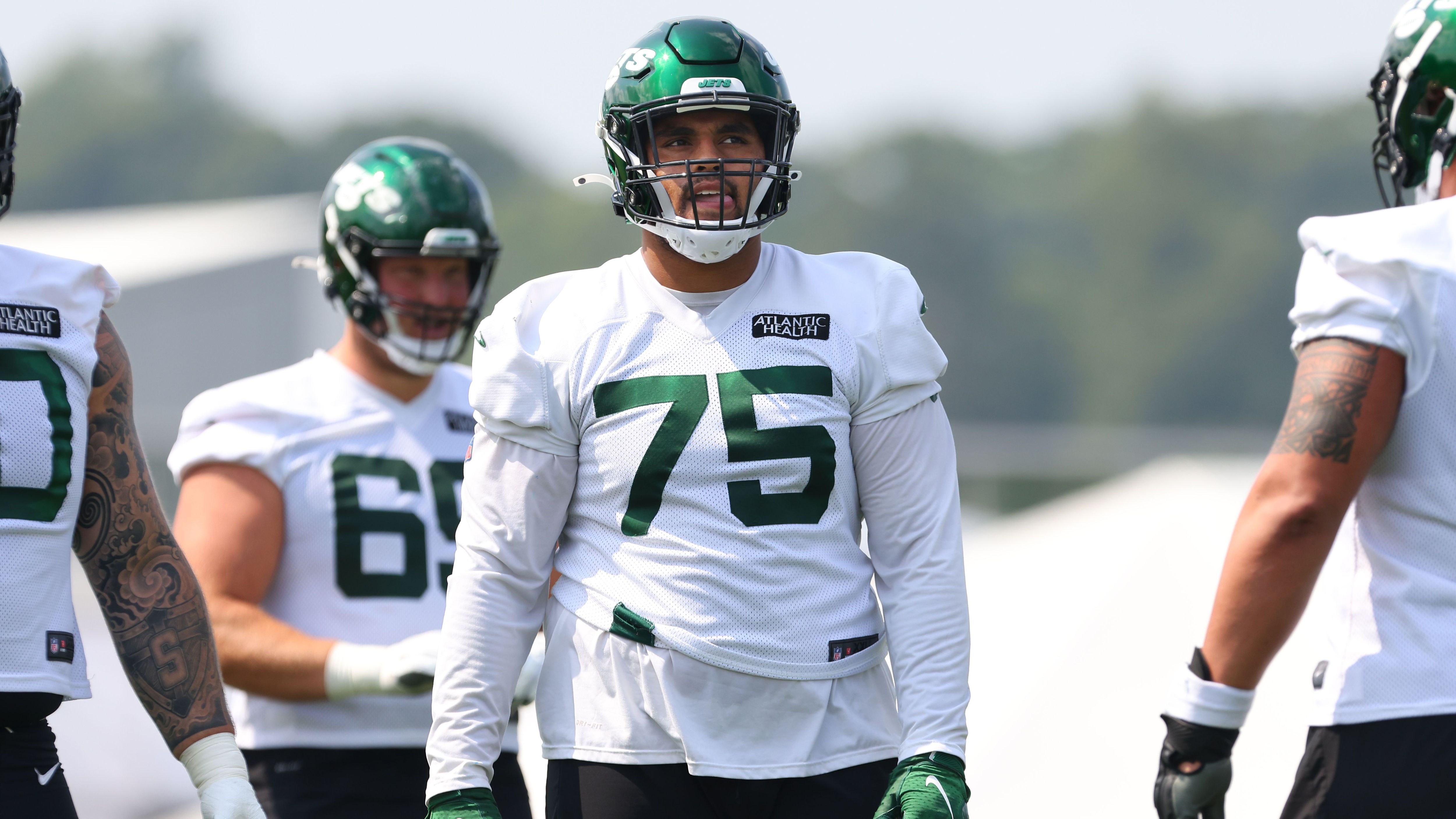 <strong>Alijah Vera-Tucker</strong><br>An Position 14 fanden die New York Jets mit Alijah Vera-Tucker einen zuverlässigen O-Liner, der mit seiner Vielseitigkeit besticht. Neben seiner angestammten Position als Right Guard startete er in der vergangenen Saison auch ein Spiel als Left Tackle sowie drei als Right Tackle. Nach sieben Partien endete seine Saison allerdings mit einem Trizepsriss vorzeitig. Verletzungsbedingt drückt der Schuh bei den Jets vor der neuen Saison weiterhin auf den Tackle-Positionen, wodurch Head Coach Robert Saleh bereits andeutete, dass Vera-Tucker womöglich erneut switchen könnte.