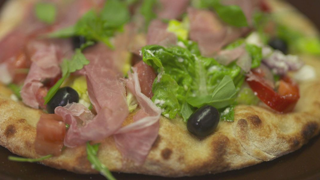 Salat auf Pizzabrot mit Rinderfiletspitzen