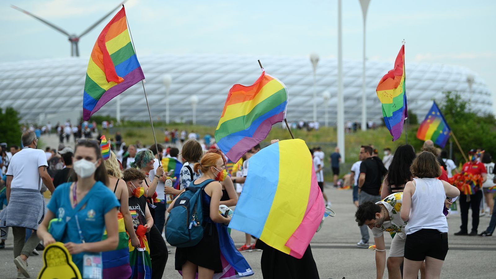 
                <strong>Fans auf den Weg ins Stadion</strong><br>
                Organisationen wie "Amnesty International" wirkten im Hintergrund mit, um möglichst viele Fans mit Regenbogen-Utensilien auszustatten. 
              