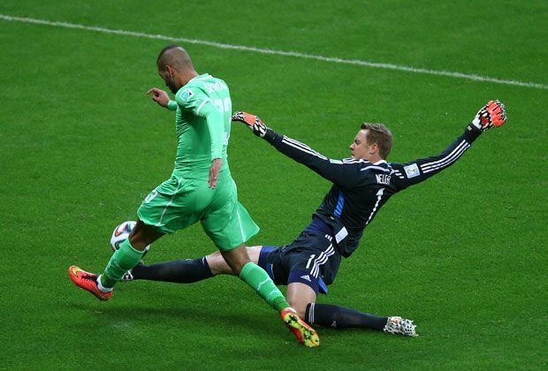 
                <strong>Deutschland vs. Algerien (2:1 n.V.) - Neuer macht den Libero</strong><br>
                Der deutsche Keeper erwischt einen perfekten Tag. Immer wieder stürmt er aus dem Strafraum und rettet in höchster Not.
              