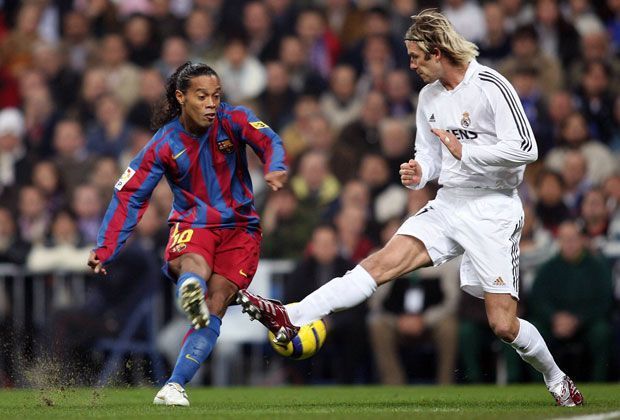 
                <strong>Real Madrid vs. FC Barcelona </strong><br>
                Aber auch Ronaldinho drückte dem "Clasico" mehr als ein Mal seinen Stempel auf. Zum Beispiel im November 2005, als er so stark spielte, dass sogar die Real-Fans dem Brasilianer mit Standing Ovations huldigten.
              