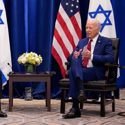 Joe Biden sichert Militärhilfe für Israel und Ukraine zu.