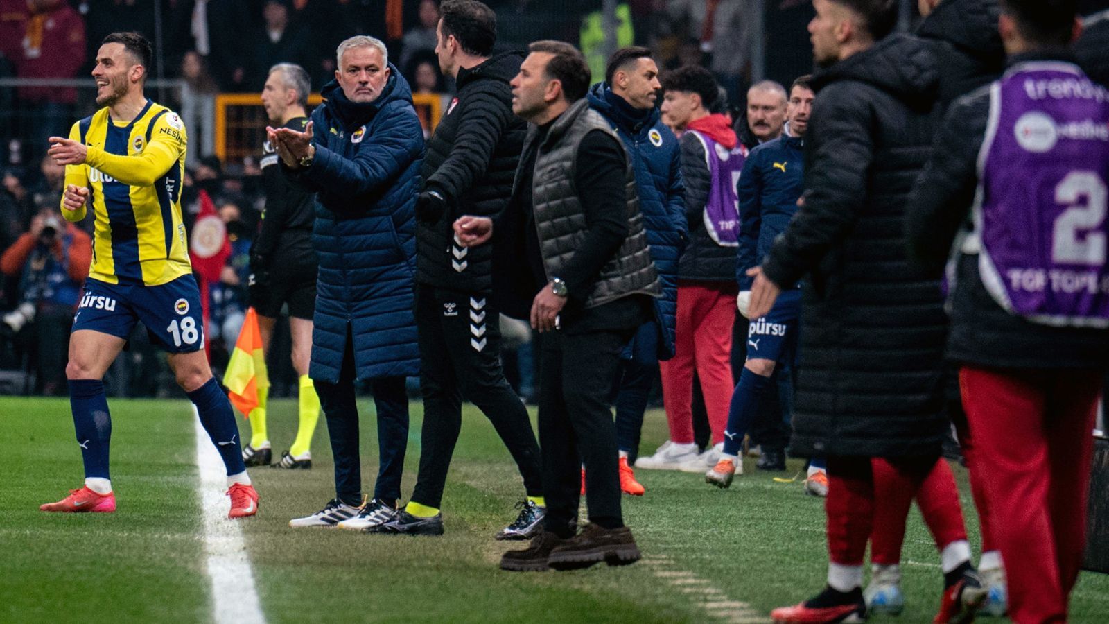 <strong>Galatasaray erhebt Rassismus-Vorwurf gegen Mourinho</strong><br>Die Galatasaray-Bank sei "wie Affen" herumgesprungen, sagte Fenerbahe-Coach Jose Mourinho im Februar 2025 nach dem Topspiel der Süper Lig. Dies fasste Galatasaray als rassistische Beleidigung auf. "Jose Mourinho, der sich seit Beginn seiner Tätigkeit in der Türkei regelmäßig abfällig über die türkische Bevölkerung geäußert hat, hat seinen unmoralischen Äußerungen nun eine unmenschliche Rhetorik hinzugefügt", hieß es in einem Galatasaray-Statement. Mourinhos Klub Fenerbahce beruft sich darauf, dass die Aussagen aus dem Zusammenhang gerissen wurden und nicht rassistisch gemeint gewesen seien.