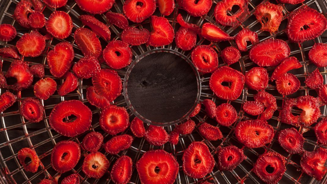 Um Erdbeeren zu trocknen, gibt es mehrere Methoden.