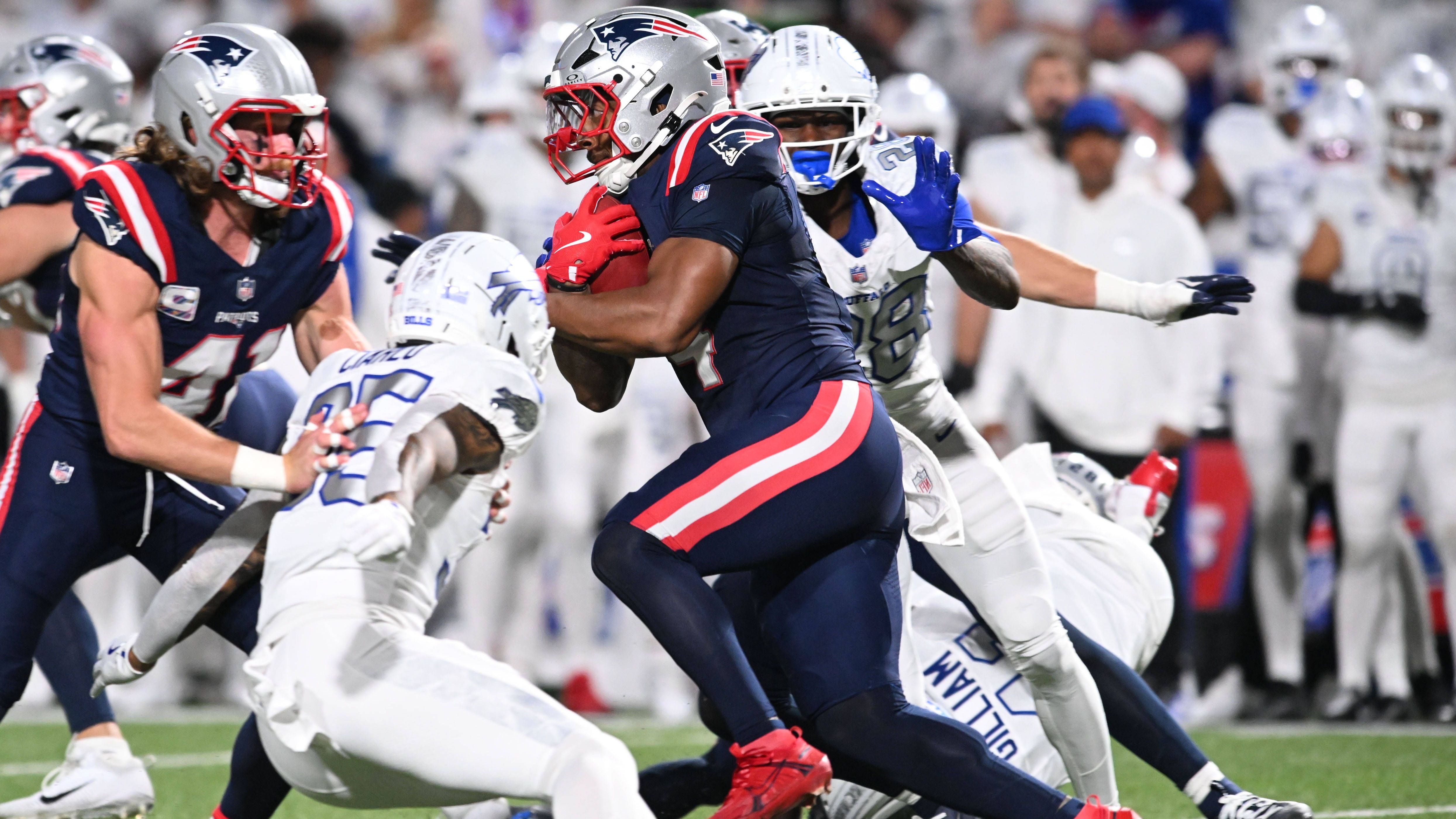 <strong>Antonio Gibson (New England Patriots)</strong><br>Für Antonio Gibson nahm das Spiel gegen die Buffalo Bills ein abruptes und schmerzhaftes Ende. Im zweiten Viertel verletzte sich der Running Back der New England Patriots bei einem Kickoff-Return schwer am Knie und musste unter Tränen das Spielfeld verlassen. Der 27-Jährige zählt zu den wichtigsten Kickoff-Returnern seines Teams. Inzwischen steht fest: Gibson hat sich das Kreuzband gerissen und wird in der Saison 2025 nicht mehr auflaufen können.