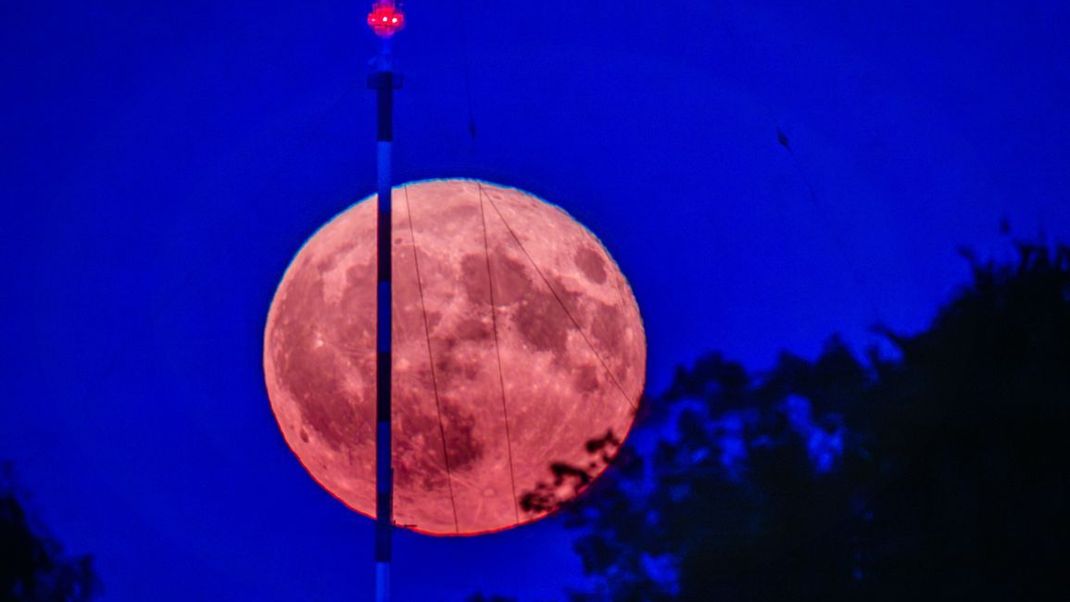 Löste für einen Abend zumindest optisch sämtliche Leucht- und Funktürme ab: der Erdbeermond.