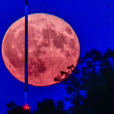So spektakulär erschien der Erdbeermond 2025 über Deutschland und Europa 