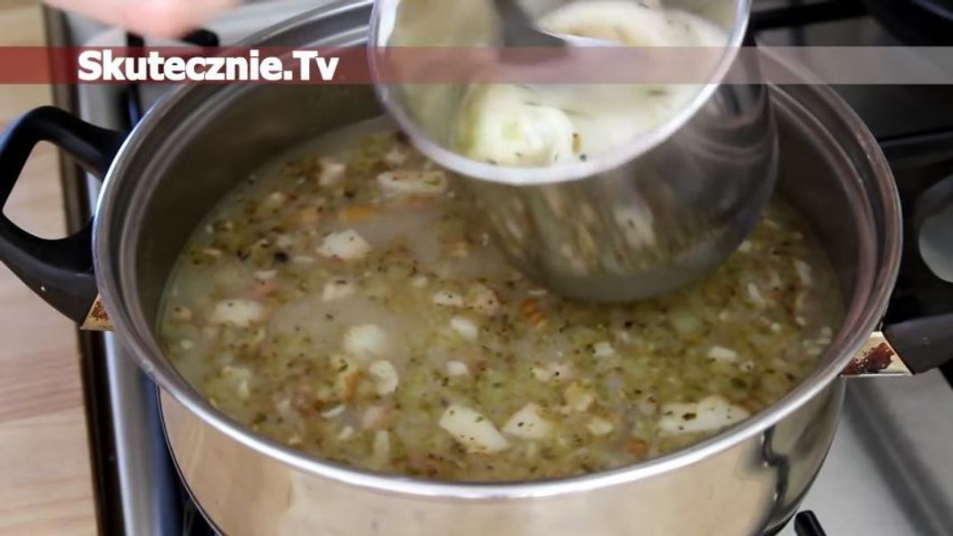 Sahne gibt der Mehlsuppe ihre Cremigkeit. Geben Sie sie aber erst am Ende hinzu.