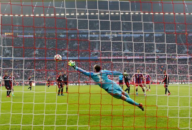 
                <strong>Rekordpleite für den Hamburger SV</strong><br>
                Mehr als 50 Jahre ist der HSV schon in der Bundesliga dabei - eine Niederlage mit acht Toren Differenz gab es aber bislang noch nicht. Vor zwei Jahren kassierte der Dino gegen Bayern zwar neun Gegentore, schoss aber selbst zwei. Dieses Mal hieß es 0:8 - Negativrekord!
              