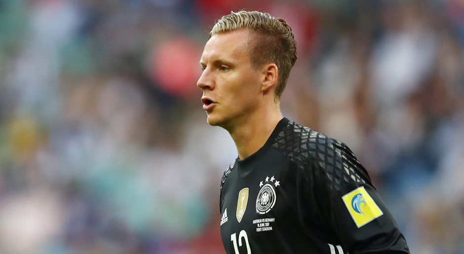 
                <strong>Verlierer: Bernd Leno</strong><br>
                Der Keeper bekam im Auftakt-Spiel gegen Australien die Chance, zwischen den Pfosten in Abwesenheit von Manuel Neuer zu glänzen. Stattdessen leistete sich der Leverkusener einen dicken Patzer - und verlor anschließend direkt seinen Platz in der Startelf an Konkurrent Marc-Andre ter Stegen, der danach zum Stammkeeper des Confed Cups ernannt wurde. Lenos Chancen auf die Nummer zwei im deutschen Tor sind deshalb aktuell auf ein Minimum gesunken. Spielt Kevin Trapp bei PSG eine starke Saison, kann auch er noch an dem 25-Jährigen vorbeiziehen. Vorteil Trapp: Paris spielt weiterhin in der Champions League, Bayer 04 erwartet eine Saison ohne internationale Teilnahme. Leno muss deshalb wohl um seine Reise zur WM 2018 bangen.
              