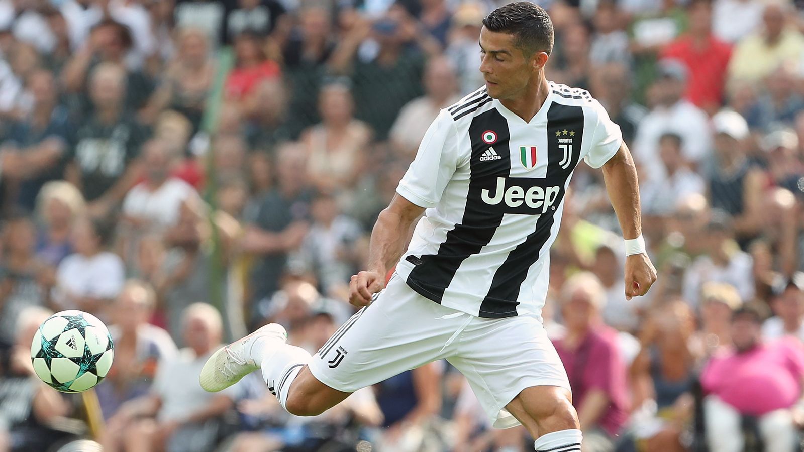 
                <strong>Juventus Turin: So lief das CR7-Debüt</strong><br>
                Erstmals im Juve-Trikot zeigte der Portugiese einmal mehr seine unglaublichen technischen Fähigkeiten und verzückte so die Tifosi der "Alten Dame". 
              