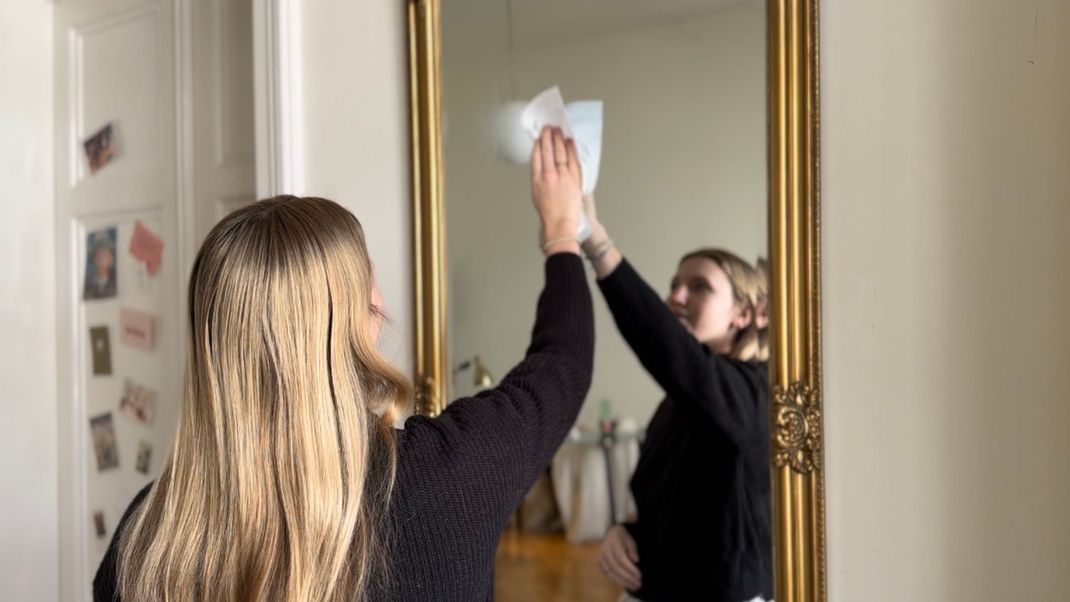 Mit diesen Tricks wird der Spiegel streifenfrei – und bleibt es auch!