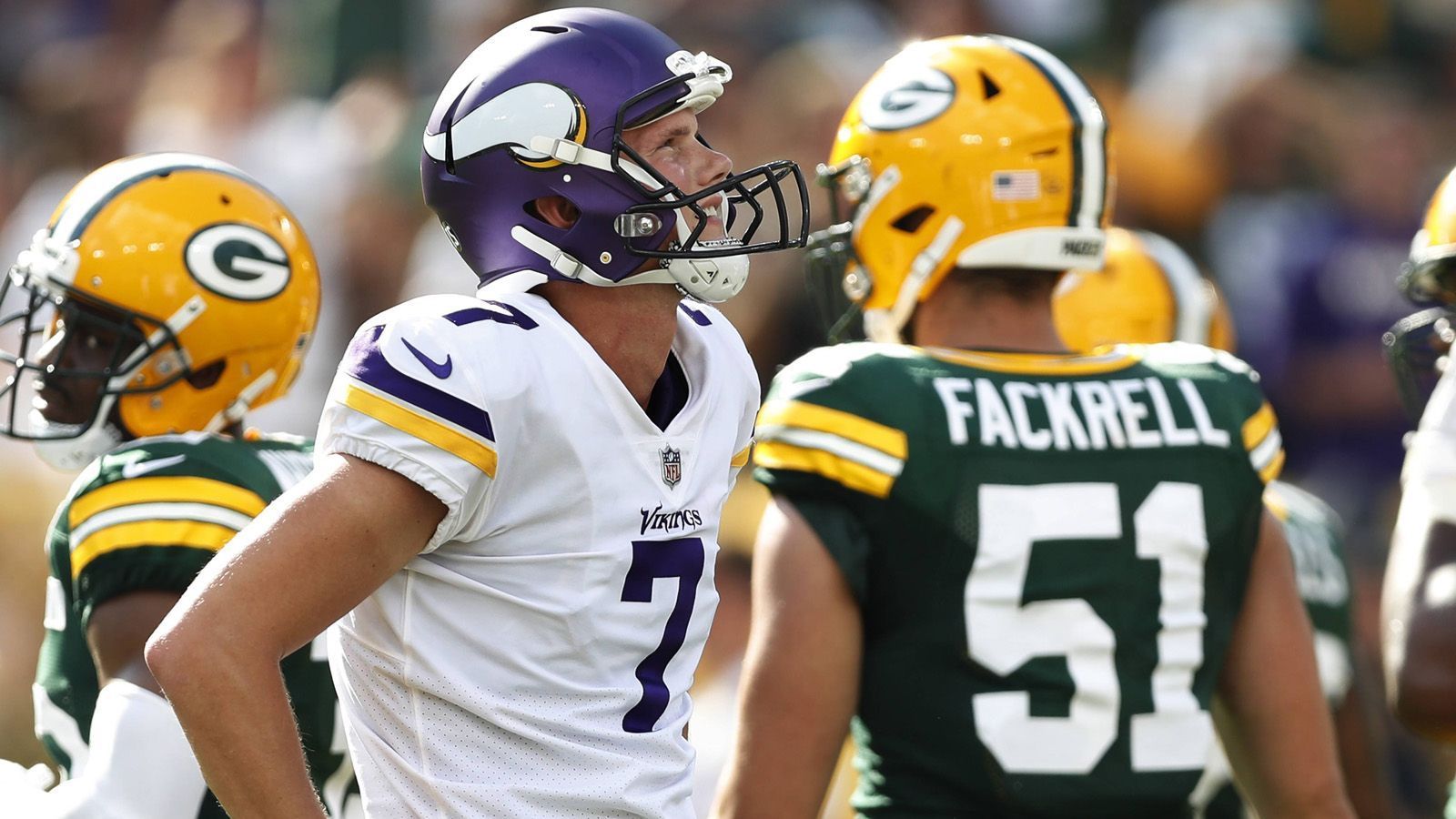 
                <strong>Entlassung nach zwei Saisonspielen</strong><br>
                Daniel Carlson konnte sich bei den Minnesota Vikings allerdings nicht etablieren. Im ersten Saisonspiel gegen die San Francisco 49ers hatte er bei einem Field Goal und drei Extra-Punkten zwar eine hundertprozentige Erfolgsquote. Eine Woche später, beim Auswärtsspiel gegen die Green Bay Packers, erlebte er allerdings einen rabenschwarzen Tag. Er verschoss alle drei Field Goals, sodass die Vikings nicht über ein Unentschieden hinauskamen. Die Folge: Carlson wurde freigestellt und durch Dan Bailey ersetzt.
              