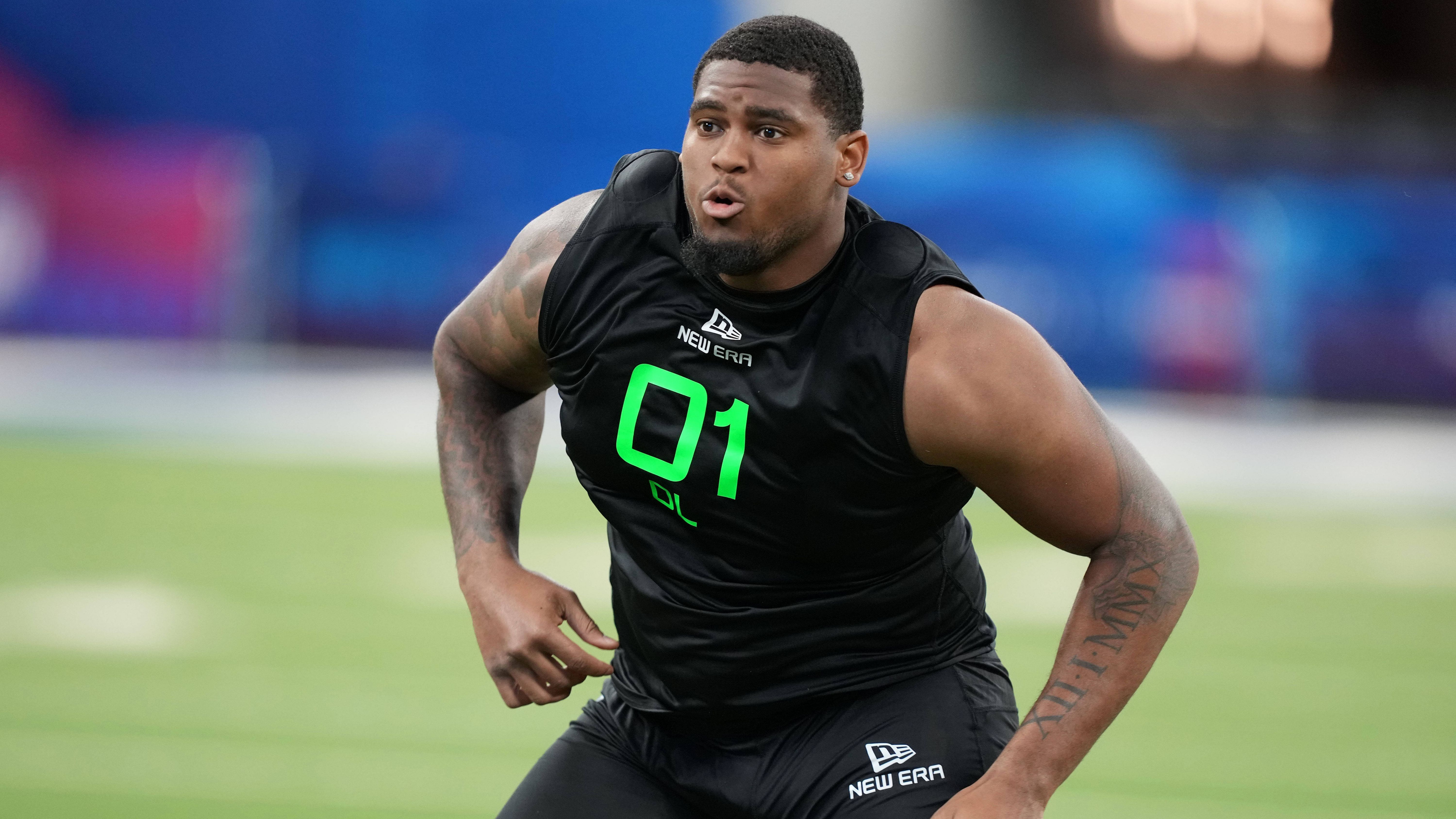 <strong>13. Pick: Miami Dolphins - OT Kelvin Banks Jr. (Texas)</strong><br>Auch die Dolphins können ihre Offensive Line verbessern. Kelvin Banks Jr. bringt die nötige Athletik mit, um das Spielsystem von Head Coach Mike McDaniel umzusetzen. Er kann als Guard oder Tackle auflaufen, je nachdem, wo mehr Bedarf ist.