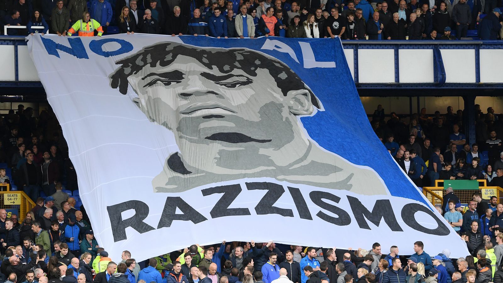 
                <strong>"No Al Razzismo": Starkes Zeichen der Everton-Fans gegen Rassismus</strong><br>
                Die Fans des englischen Premier-League-Klubs Everton setzten im Heimspiel gegen Manchester City ein starkes Zeichen gegen Rassismus. Die Anhänger der "Toffees" enthüllten ein riesiges Banner mit der Aufschrift "No Al Razzismo" (italienisch für: "Nein zum Rassismus"). Diese Aktion war vor allem dem Sommer-Neuzugang Moise Kean gewidmet, dessen Konterfei auf dem Banner zu sehen war. Hintergrund: Der junge Italiener mit ivorischen Wurzeln wurde bei seinem Ex-Klub Juventus Turin in der Vergangenheit selbst bereits zum Opfer von Rassismus im Stadion. "Das Banner ist schön, weil Rassismus fürchterlich ist und wir gegen Rassisten kämpfen müssen", sagte Kean nach Spielschluss sichtlich gerührt.
              