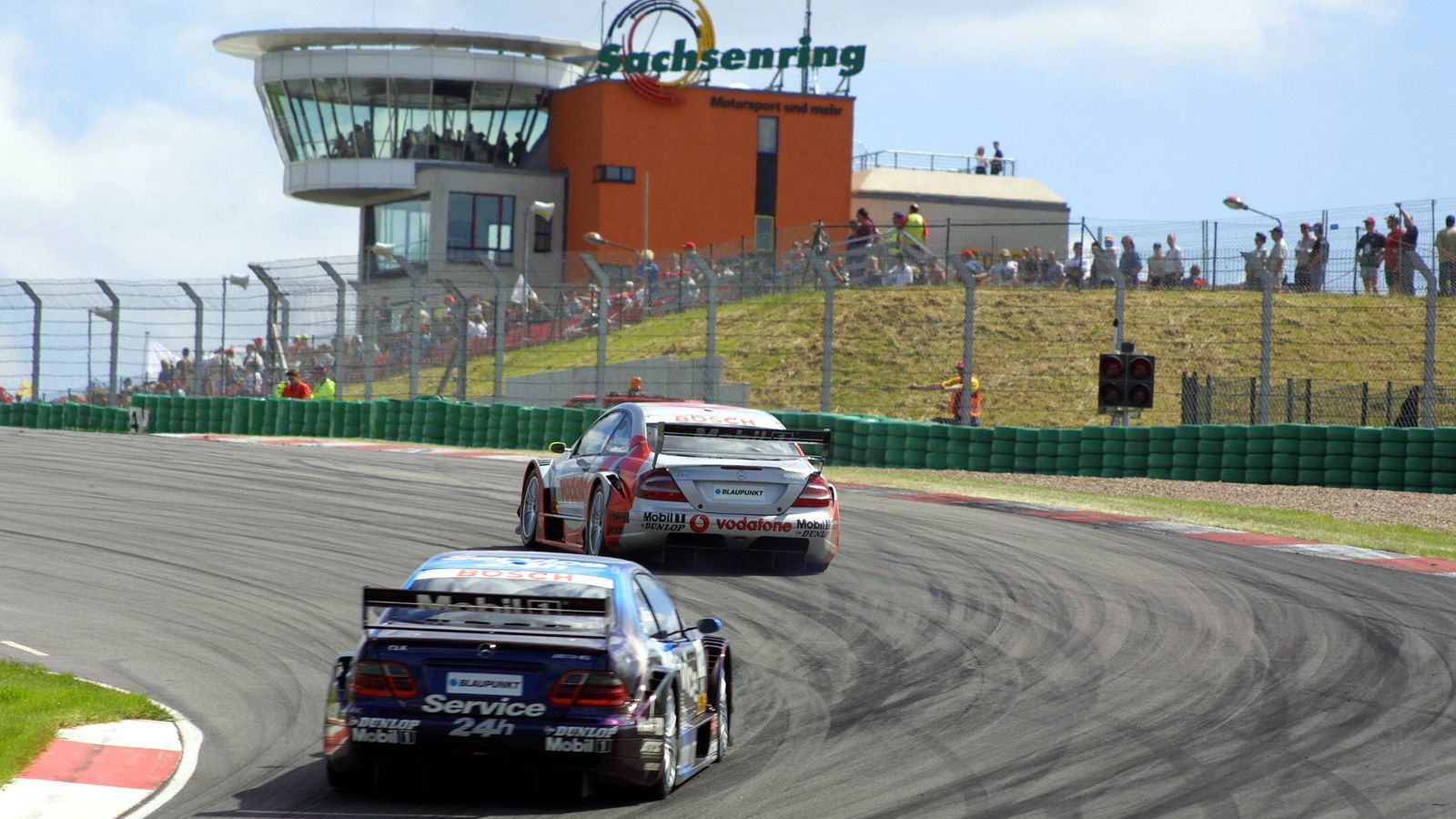 
                <strong>8. bis 10. September: Sachsenring (Deutschland)</strong><br>
                Sage und schreibe 21 lange Jahre ist es her, dass die DTM zuletzt auf dem Sachsenring gastierte. 2002 gewann ein gewisser Laurent Aiello. Schon 1927 wurden die ersten Rennen auf der legendären Rennstrecke ausgetragen. 2023 wollen die DTM-Fahrer die illustre Geschichte des 3,671 Kilometer langen Kurses weiterschreiben.
              