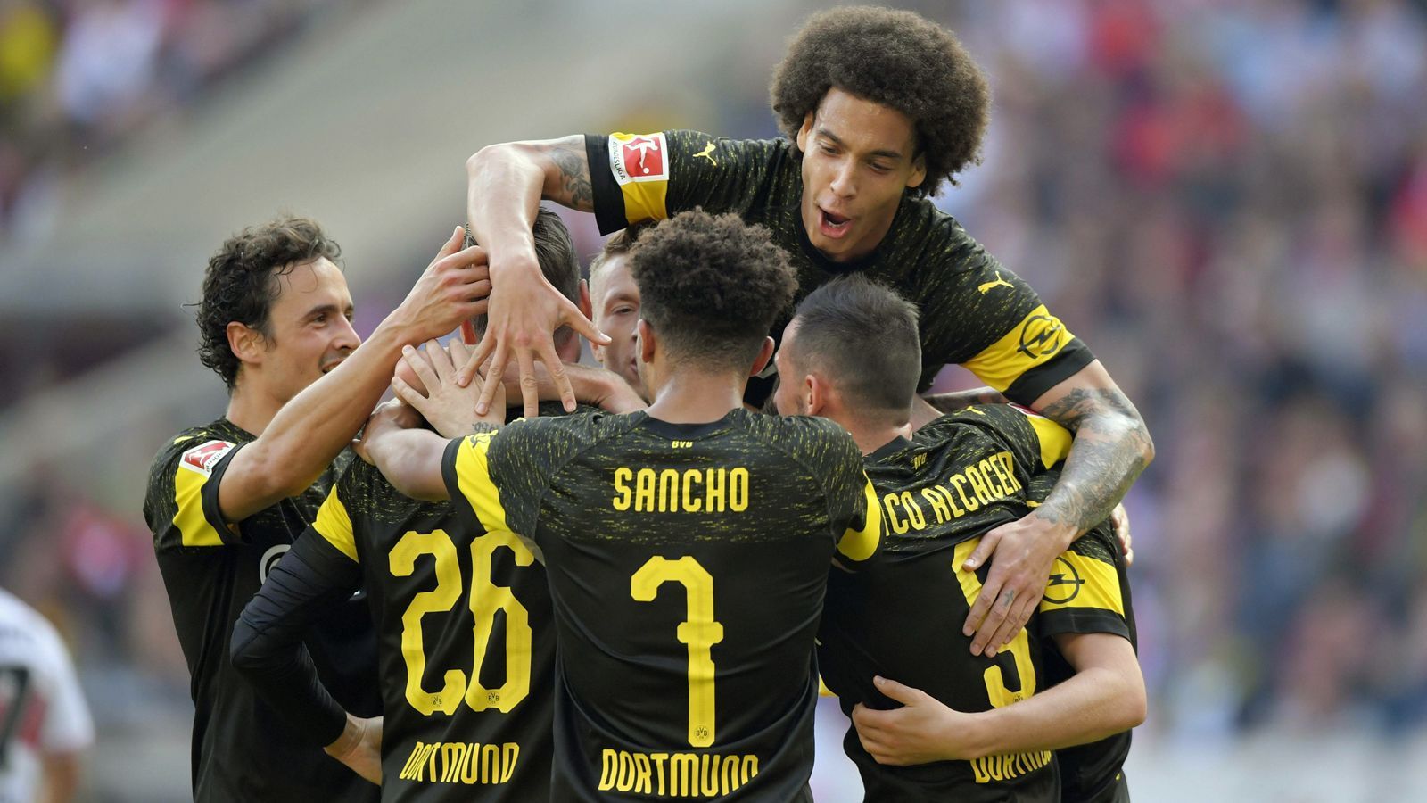 
                <strong>Borussia Dortmund (Deutschland)</strong><br>
                Serienmeister Bayern München schwächelt und zumindest zum Saisonstart scheint nun mit Borussia Dortmund eine Mannschaft da zu sein, die dies zu nutzen weiß. Der BVB liegt unter der Führung von Neu-Coach Lucien Favre nach acht Spielen mit 20 Punkten an der Tabellenspitze und ist als einziges Bundesliga-Team in der Saison 2018/2019 noch ungeschlagen (sechs Siege, zwei Unentschieden). Zuletzt feierte Borussia Dortmund vier Siege in Serie und erzielte dabei sagenhafte 19 Tore! Besonders beachtlich: Die bisherigen 27 Saisontore des BVB verteilen sich auf 14 verschiedene Spieler, was für eine extreme Flexibilität im Kader des Tabellenführers spricht.
              