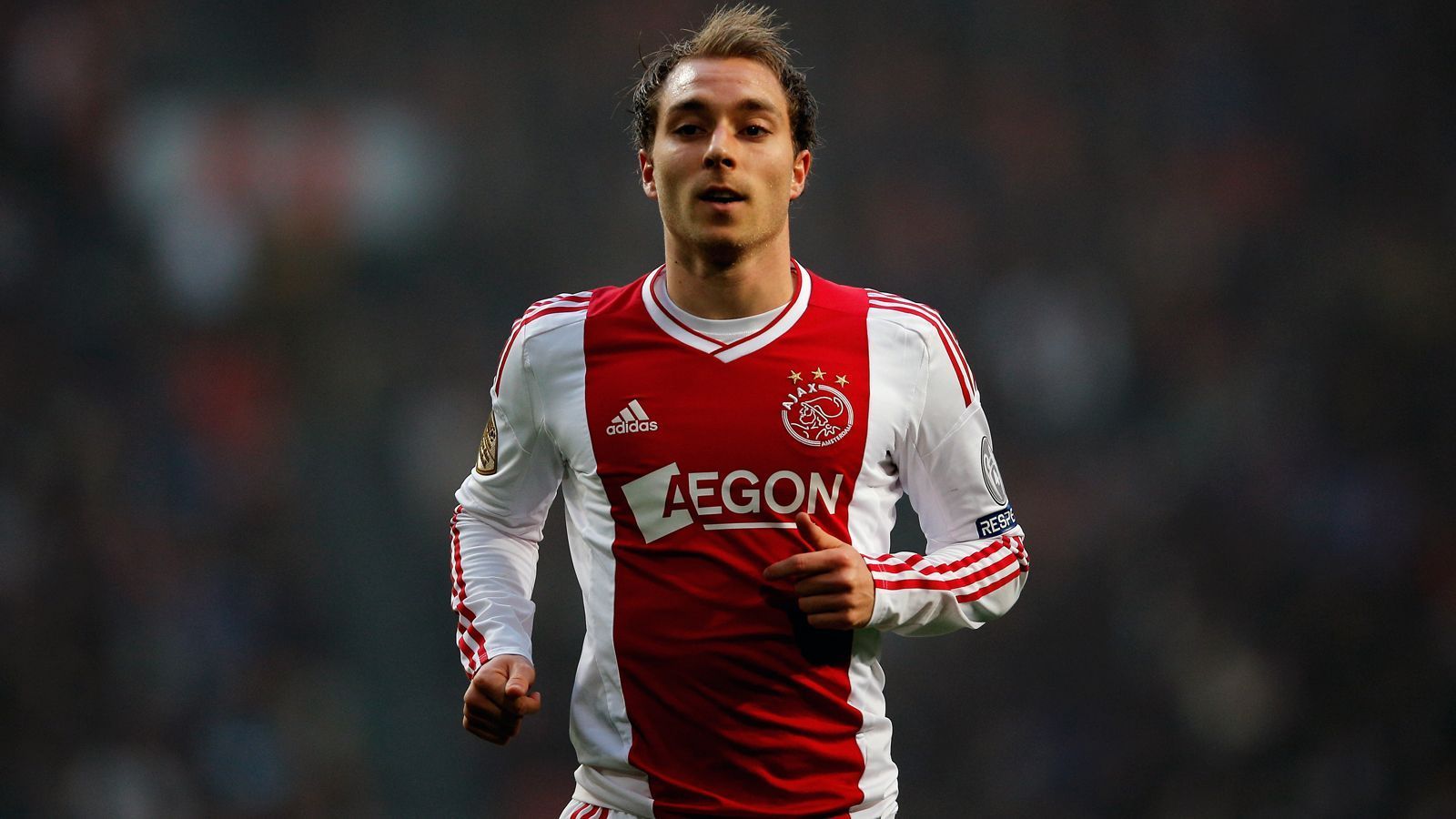 
                <strong>Mittelfeld - Christian Eriksen</strong><br>
                Im Sommer 2013 kaufte Tottenham nicht nur Abwehr-Ass Vertonghen, sondern auch noch Eriksen von Ajax Amsterdam. Der Däne wechselte schon als 16-Jähriger von Odense BK in die Niederlande und wurde dort, wie so viele Talente zuvor, exzellent ausgebildet. Mit 17 Jahren und elf Monaten debütierte Eriksen in der Eredivisie, danach entwickelte sich der Mittelfeldspieler rasch zum Topstar. Mit 21 Jahren wagte der Nationalspieler dann den Sprung nach London. Die Spurs zahlten für die Dienste Eriksens angeblich um die 13 Millionen Euro. 
              