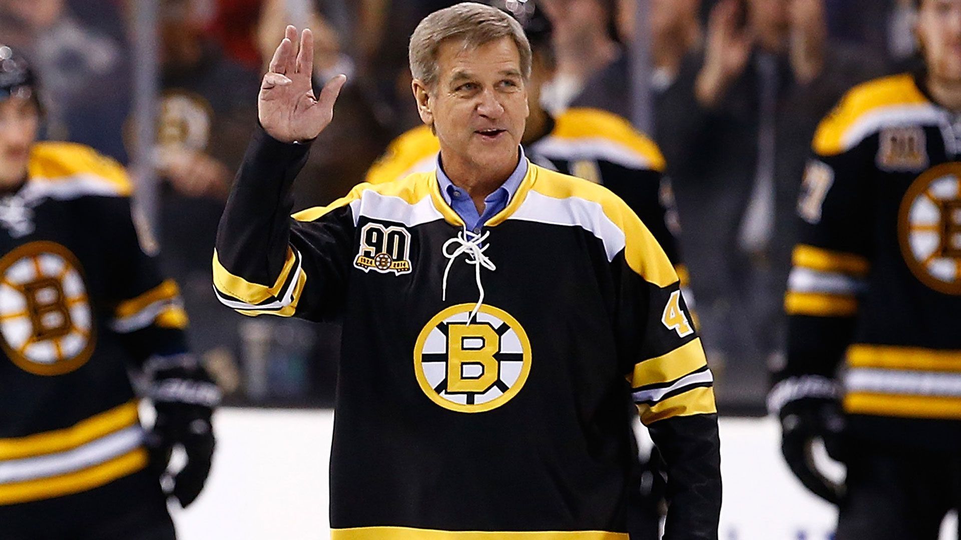 
                <strong>Bobby Orr: Ein Verteidiger auf Punktejagd</strong><br>
                Dass auch Verteidiger für Torgefahr sorgen können, bewies Bobby Orr in der Saison 1970/71, in der er 139 Punkte erzielte. Nie traf ein Defensivspieler häufiger. Erst fünf Verteidigern in der NHL-Geschichte gelang es überhaupt, die 100-Punkte-Marke in einer Saison zu knacken (Orr, Paul Coffey, Al MacInnnis, Brian Leetch und Dennis Potvin).
              