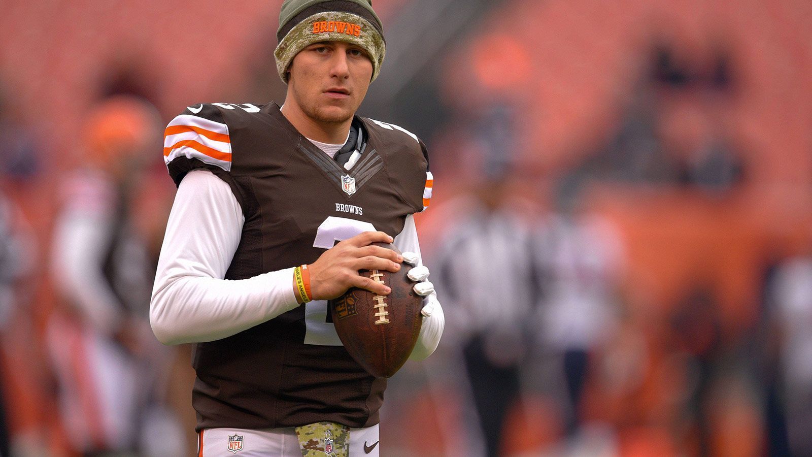 
                <strong>Johnny Manziel (Pick 22 im Draft 2014, Cleveland Browns)</strong><br>
                Trotz eines großen Hypes am College konnte Johnny Manziel sich in der NFL nie behaupten. Die Cleveland Browns zogen 2015 in seinem zweiten Jahr die Reißleine. Der Quarterback wurde von keinem NFL-Team aufgenommen.&#x2022; Aktuelle Situation: Spielertrainer in der Fan Controlled Football League<br>&#x2022; Acht Spiele von Beginn an (2-6)<br>&#x2022; 1.675 Passing Yards und 259 Rushing Yards<br>&#x2022; Sieben Passing TDs und ein Rushing TD bei sieben INTs<br>&#x2022; 57,0 Prozent Passgenauigkeit und 5,6 Yards pro Lauf<br>
              