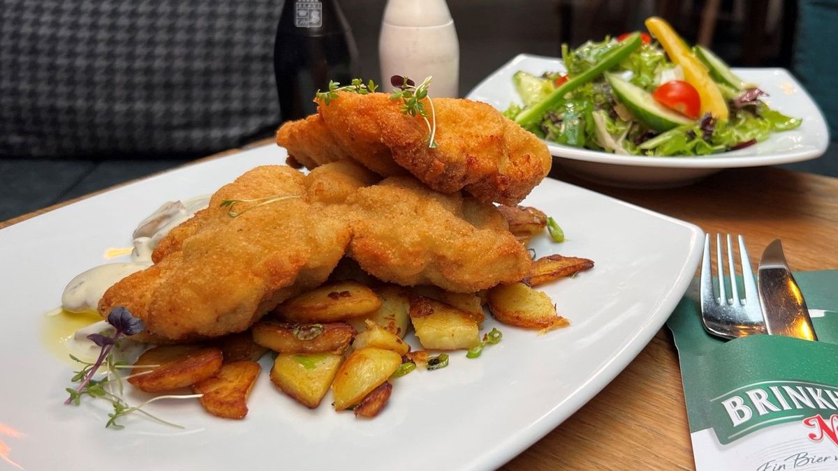 Schnitzel mit Champignonrahmsoße und Bratkartoffeln