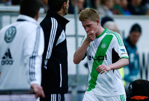 
                <strong>FLOP: Kevin de Bruyne</strong><br>
                Abgang des Übeltäters: Beim 1:1 seiner Wolfsburger gegen Augsburg kassiert Kevin de Bruyne in der Nachspielzeit die Gelbe Karte wegen eines Fouls an Alexander Esswein. Das will der Belgier nicht wahr haben - die Folge: Gelb-Rot wegen Meckerns. Damit fehlt er in Bremen.
              