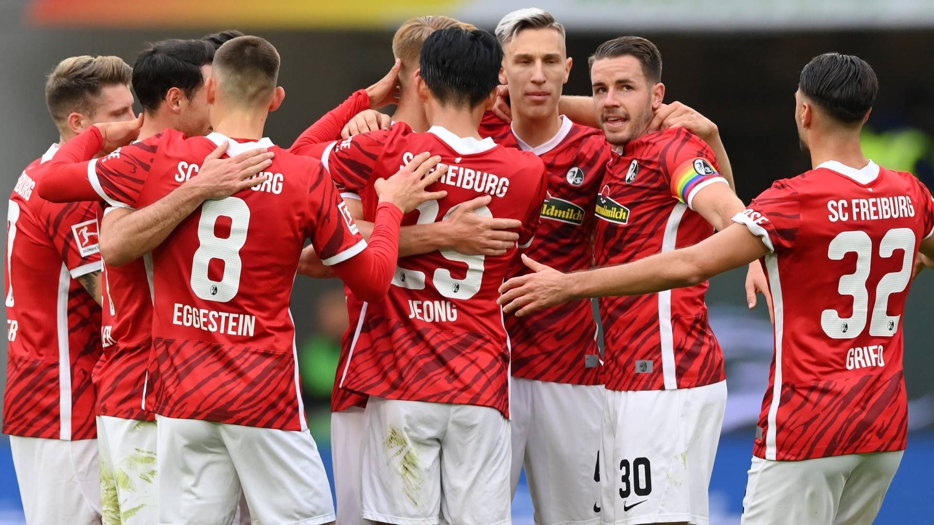 
                <strong>Gewinner: SC Freiburg</strong><br>
                Der Höhenflug des SC Freiburg geht weiter. Die Mannschaft von Christian Streich gewinnt auch beim VfL Wolfsburg am Ende mit 2:0 und bleibt als einzige Mannschaft in der Liga unbesiegt. Mit 19 Punkten schieben sich die Breisgauer auf den dritten Platz hinter dem FC Bayern und Borussia Dortmund und darf so langsam aber sich anfangen, von Europa zu träumen. Mit nur sechs Gegentoren stellt die Streich-Elf zudem die beste Defensive der Liga. Laut Erfolgsmacher Streich handelt es sich zwar weiter um "eine Momentaufnahme, aber es zeigt eine Tendenz". Nun soll der Erfolg auch im DFB-Pokal umgesetzt werden - am Dienstag steht das Duell beim VfL Bochum auf dem Programm. 
              