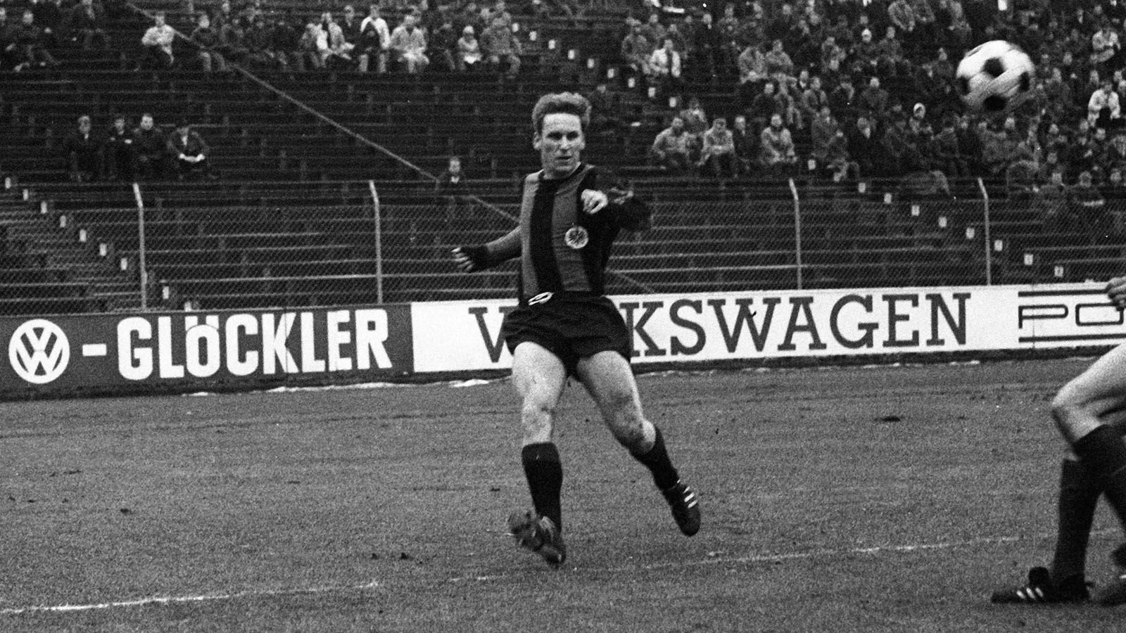 
                <strong>Platz 1: Walter Bechtold (Eintracht Frankfurt)</strong><br>
                18 Jahre 118 Tage, beim 6:1 gegen Borussia Neunkirchen am 20.11.1965.
              