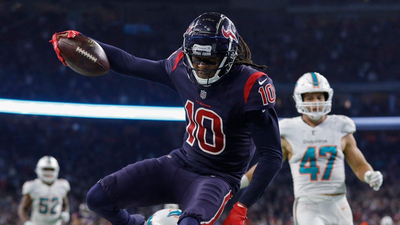 
                <strong>Houston Texans - DeAndre Hopkins</strong><br>
                "Ein Trade, der oft als einer der schlechtesten in der Geschichte der Houston Texans angesehen wird, ist der Trade von Wide Receiver DeAndre Hopkins im Jahr 2020. Die Houston Texans tradeten Hopkins an die Arizona Cardinals im Austausch gegen Running Back David Johnson, einen Zweitrunden-Draftpick im Jahr 2020 und einen Viertrunden-Draftpick im Jahr 2021. Dieser Trade wurde von vielen Fans und Experten als äußerst unvorteilhaft für die Texans bewertet. DeAndre Hopkins galt als einer der besten Wide Receiver der Liga und war ein Schlüsselspieler in der Offensive der Texans. Sein Verlust schwächte das Team erheblich. Die erhaltene Gegenleistung in Form von David Johnson und den Draftpicks wurde als unzureichend angesehen. Johnson hatte in den letzten Jahren mit Verletzungen und Leistungsabfall zu kämpfen, und die Draftpicks boten keine sofortige Lösung für die Lücke, die Hopkins hinterließ. Der Trade wurde von vielen als Beispiel für eine schlechte Managemententscheidung und einen Mangel an Wertmaximierung für einen erstklassigen Spieler wie Hopkins angesehen."
              