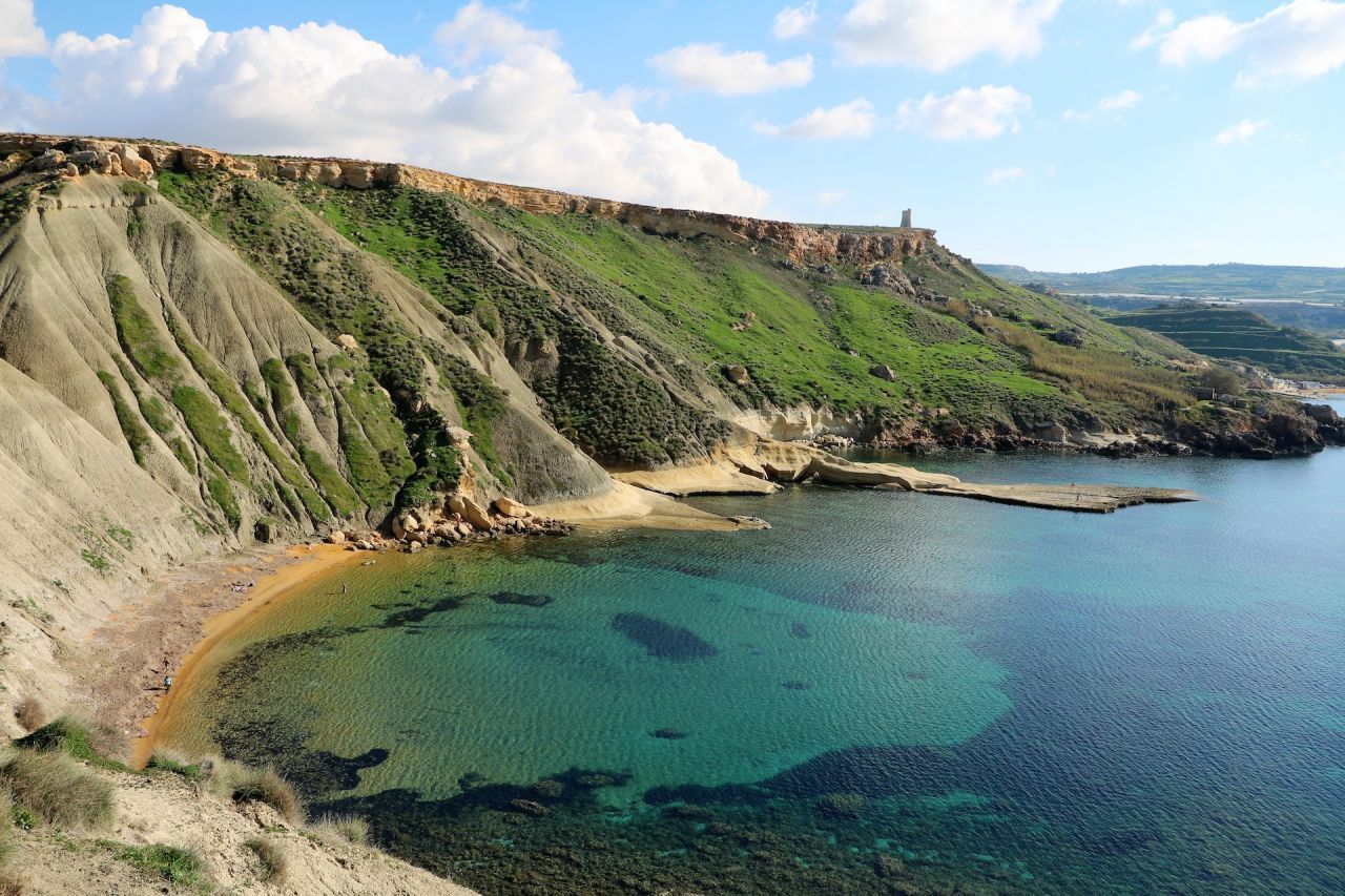 Auch auf Malta urlaubt man im Vergleich billiger und zwar um fast 34 Prozent. Valletta wurde 2018 zur Kulturhauptstadt Europas gekrönt, die Tempel von Tarxien stammen aus der Jungsteinzeit. Abgesehen davon ist die Mittelmeerinsel eine Naturschönheit: Sandstrände, Badebuchten, Steilküsten und die Blaue Grotte im Südwesten.  