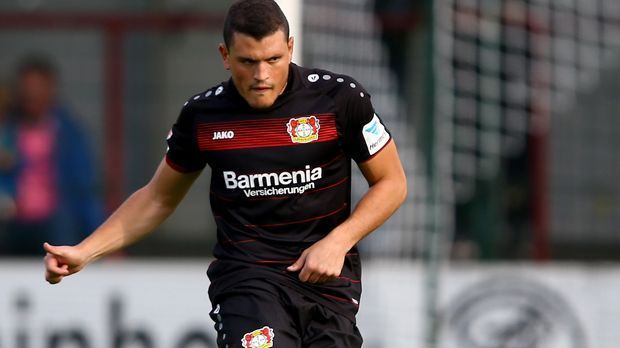 
                <strong>Kyriakos Papadopoulos (Zugang RB Leipzig)</strong><br>
                Kyriakos Papadopoulos (Zugang RB Leipzig). Leipzig leiht den griechischen Innenverteidiger von Bayer 04 Leverkusen für ein Jahr aus. Laut der "Leipziger Volkszeitung" sichert sich der Verein eine Kaufoption in unbekannter Höhe. Der Vertrag von Papadopoulos läuft bei der Werkself noch bis 2020. 
              