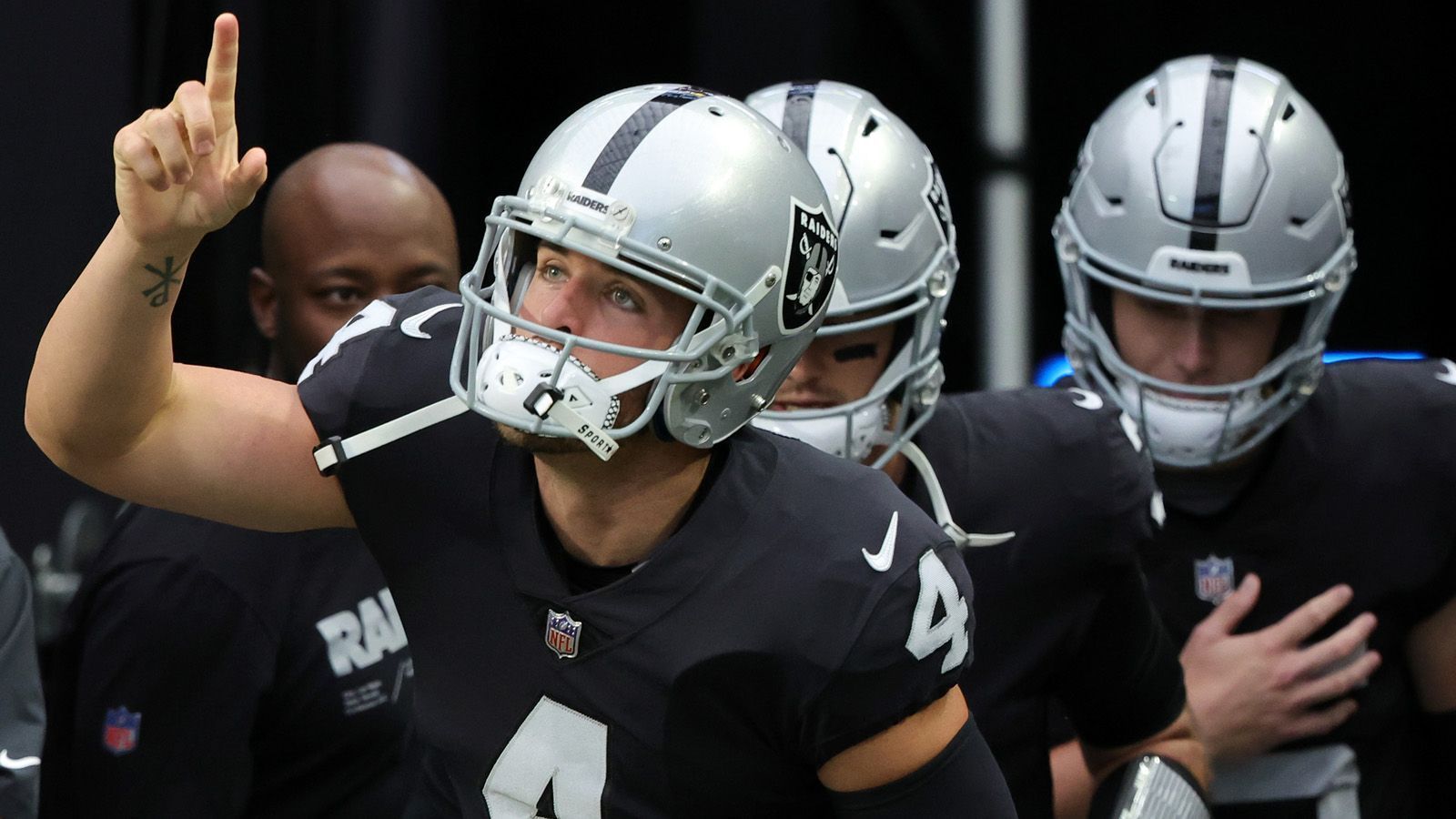 
                <strong>Las Vegas Raiders</strong><br>
                Quarterback (2): Derek Carr, Jarrett StidhamRunning Back (5): Ameer Abdullah, Brandon Bolden, Brittain Brown, Josh Jacobs, Zamir White, Sincere McCormickFullback (1): Jakob JohnsonWide Receiver (5): Davante Adams, Mack Hollins, Tyron Johnson, Hunter Renfrow, D. J. TurnerTight End (3): Jesper Horsted, Foster Moreau, Darren WallerOffensive Line (8): Jackson Barton, Lester Cotton Sr., Jermaine Eluemunor, Andre James, Kolton Miller, Thayer Munford Jr., Dylan Parham, John SimpsonDefensive Line (11): Andrew Billings, Tashawn Bower, Matthew Butler, Maxx Crosby, Neil Farrell Jr. , Clelin Ferrell, Johnathan Hankins, Chandler Jones, Malcolm Koonce, Bilal Nichols, Kendal VickersLinebacker (5): Jayon Brown, Darien Butler, Divine Deablo, Luke Masterson, Denzel Perryman Secondary (10): Johnathan Abram, Anthony Averett, Duron Harmon, Nate Hobbs, Trevon Moehrig, Isaiah Pola-Mao, Amik Robertson, Roderic Teamer, Sam Webb, Rock Ya-SinSpecialists (3): Daniel Carlson, A. J. Cole III, Trent Sieg
              