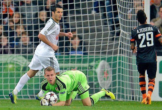 
                <strong>Schachtjor Donezk - Bayer Leverkusen 0:0</strong><br>
                Bernd Leno fängt das runde Leder - ein häufig gesehenes Bild an diesem Abend in Donezk. Der Leverkusener Schlussmann zeigt eine überragende Leistung und bringt die Donezk-Stürmer mit seinen zahlreichen Reflexen schier zur Verzweiflung
              