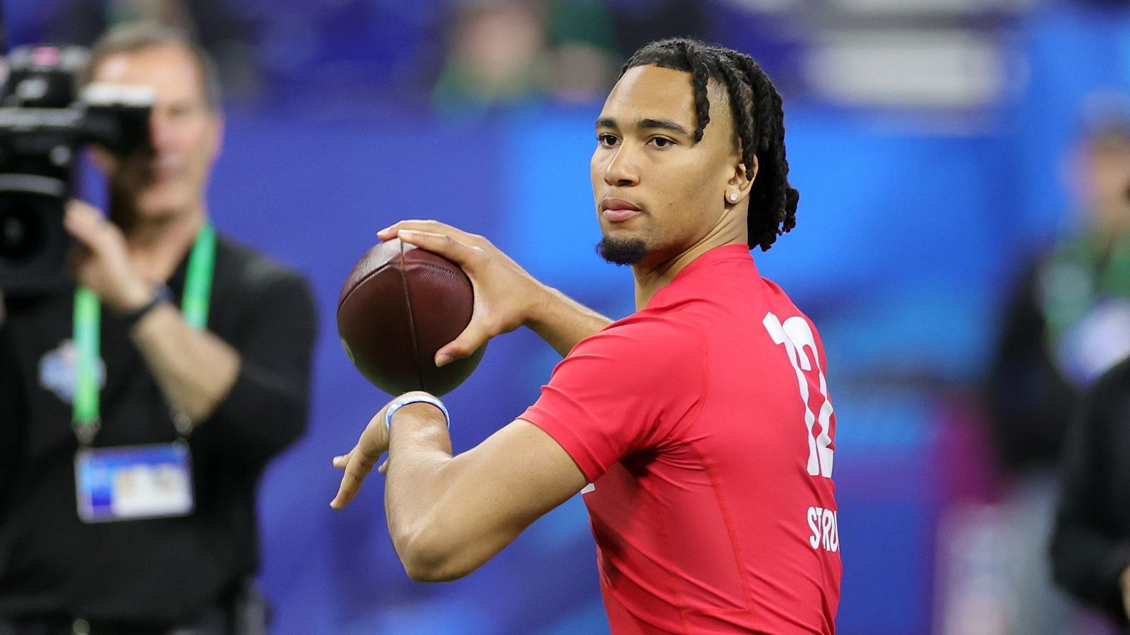 
                <strong>1. Pick: Carolina Panthers - C.J. Stroud (QB)</strong><br>
                Die Carolina Panthers haben für den Top-Pick im diesjährigen Draft mit den Chicago Bears getradet. Was darauf hindeutet, dass sie genau wissen, welchen Quarterback sie haben wollen. Und in den vergangenen Tagen verdichteten sich die Gerüchte, dass die Entscheidung zu Gunsten von C.J. Stroud von Ohio State längst gefallen ist. Die Panthers schnappen sich also Stroud und hoffen, dass er als Franchise-Quarterback eine Ära in Carolina prägen wird.
              