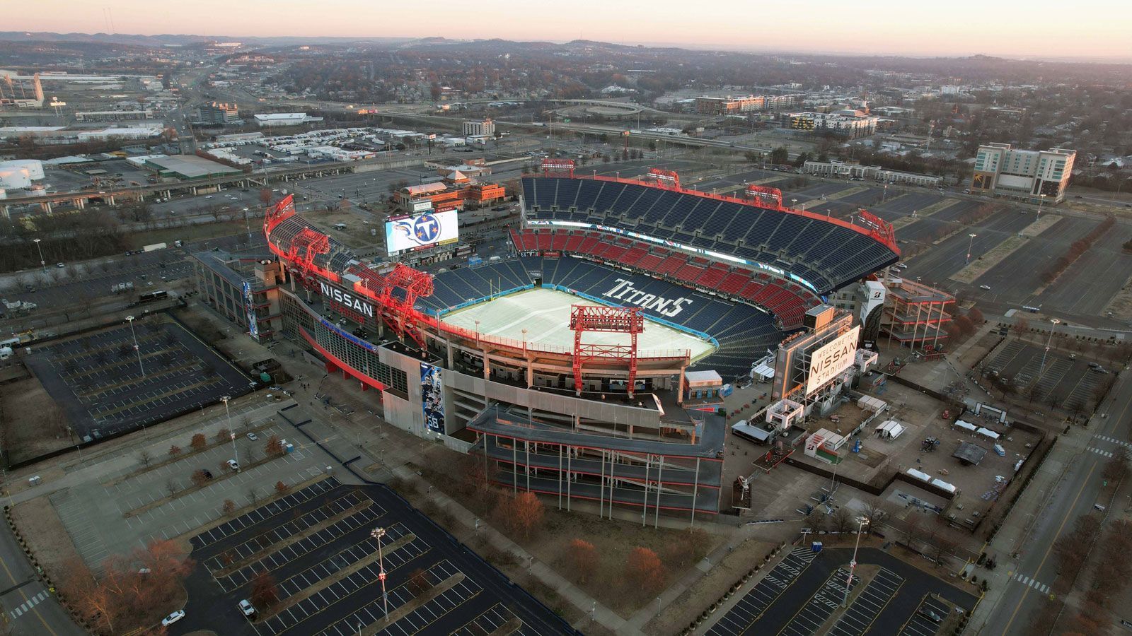 
                <strong>Tennessee Titans: Nissan Stadium</strong><br>
                Bester Name laut ChatGPT: "Titans' Fortress"
              