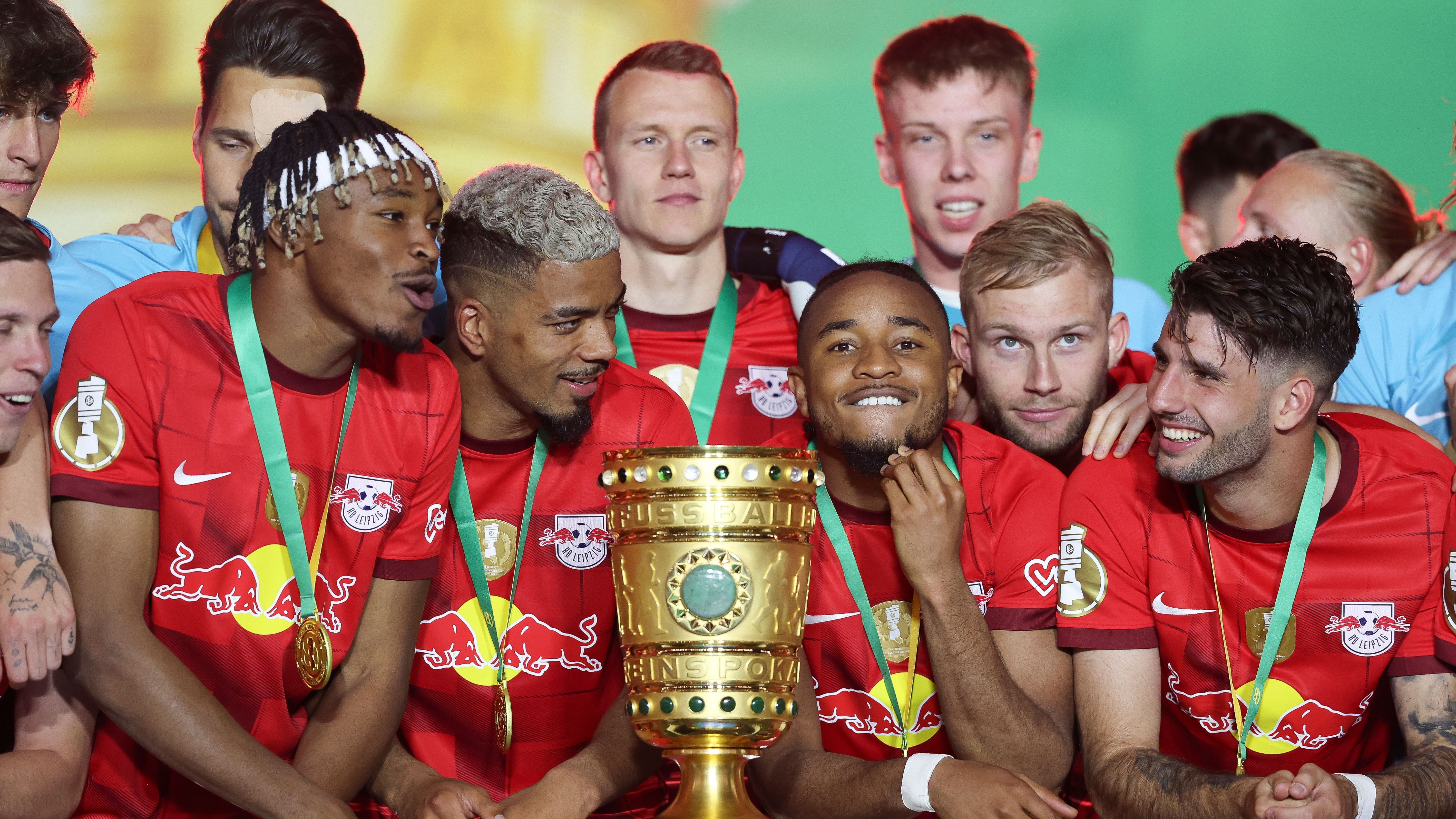 <strong>DFB-Pokal: Die längsten Siegesserien</strong><br>RB Leipzig hat durch die Pokalsiege in den vergangenen zwei Spielzeiten und den jüngsten Sieg in der 1. Pokalrunde insgesamt 13 Pokalspiele in Folge gewonnen. Damit stehen die "Roten Bullen" in den Top-10 der längsten Siegesserien im DFB-Pokal. <strong><em>ran</em></strong> verrät, welche Vereine noch häufiger in Folge gewannen.