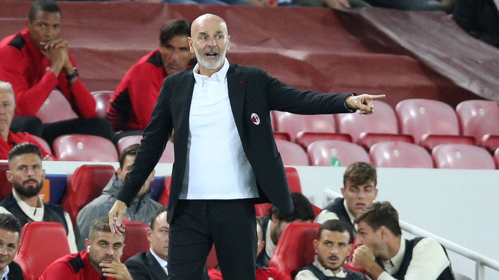 
                <strong>Milan-Coach unzufrieden</strong><br>
                Milan-Coach Stefano Pioli kann sich bedanken, dass es nur 0:1 steht. Sein wildes Gestikulieren an der Seitenlinie wirkt schon jetzt verzweifelt.
              