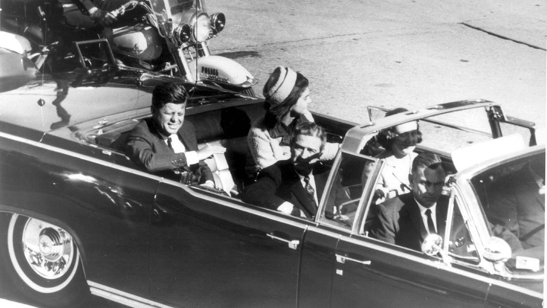 John F. Kennedy kurz vor dem Attentat in Dallas, Texas: Um den Mord am damaligen US-Präsidenten ranken sich zahlreiche Mythen.